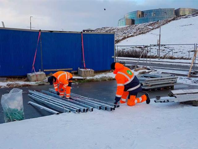 Opsætning af indhegning af politistation på Færøerne